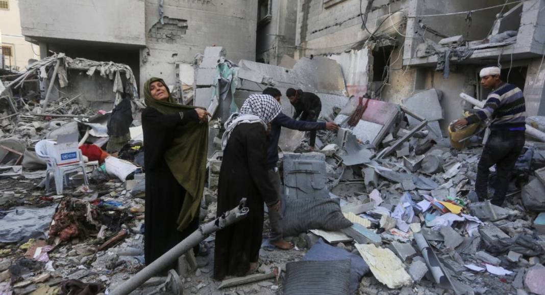 İsrail, sivillerin yaşadığı Nusayrat Kampı'nı bombaladı 7